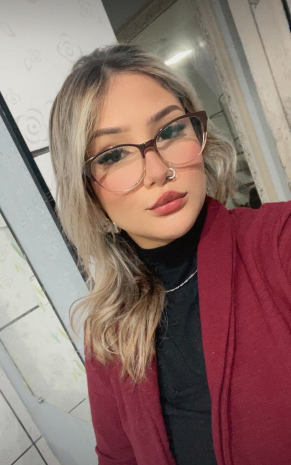 Cliente satisfeita com oculos elegantes da OticaVip Maua SP